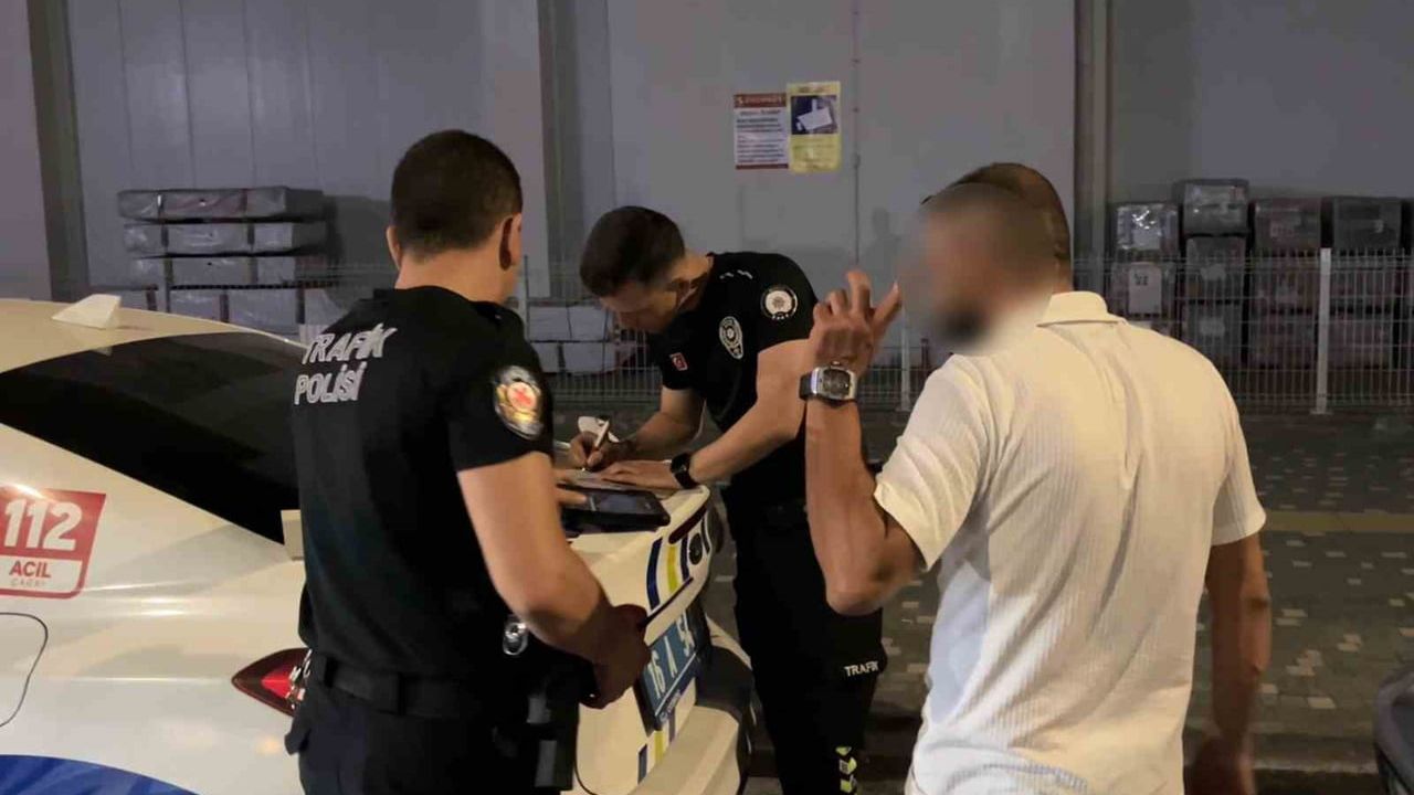 Bursa'da alkol kontrolünde tartışma: sürücü yüzünü kapatıp gazeteciyi kayda aldı