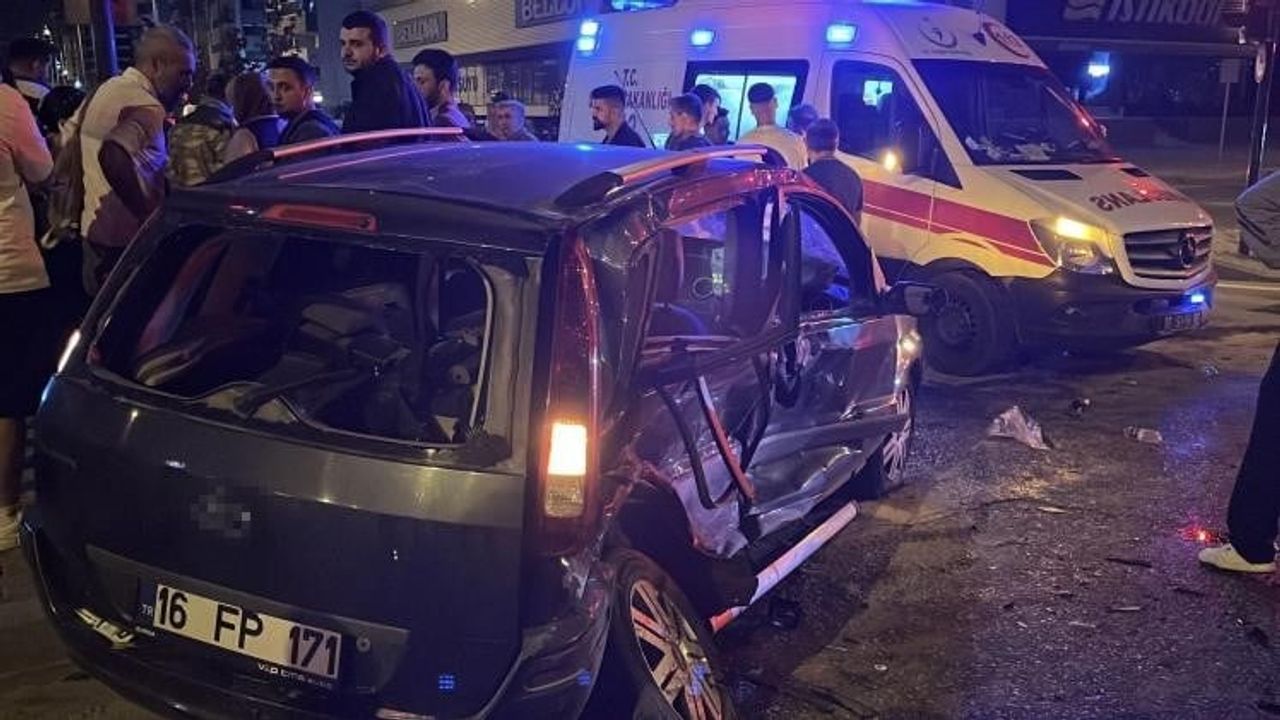 Bursa'da ana artere ters yönden çıkan aracın çarpışması sonucu 7 kişi yaralandı