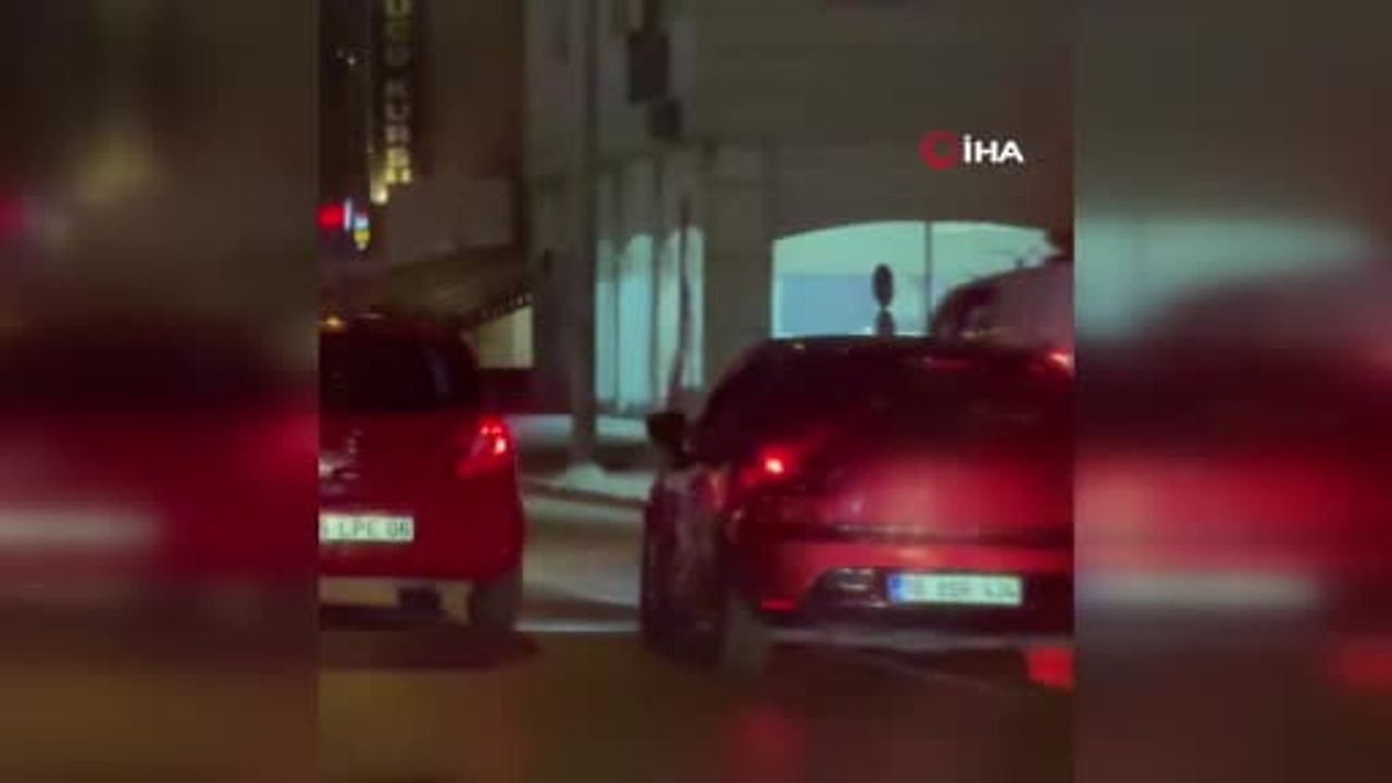 Bursa'da ana yolda arka arkaya makas atan araç gözden kayboldu
