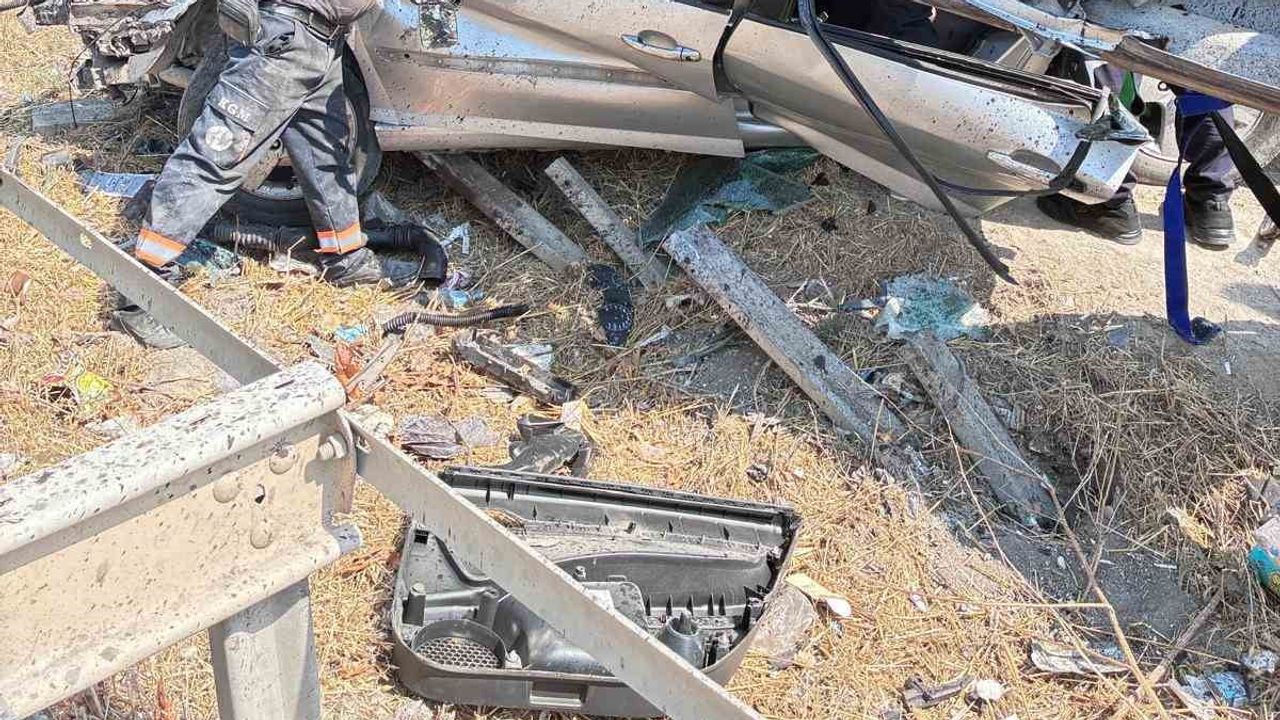 Bursa'da bariyere saplanan otomobilin sürücüsü ağır yaralı
