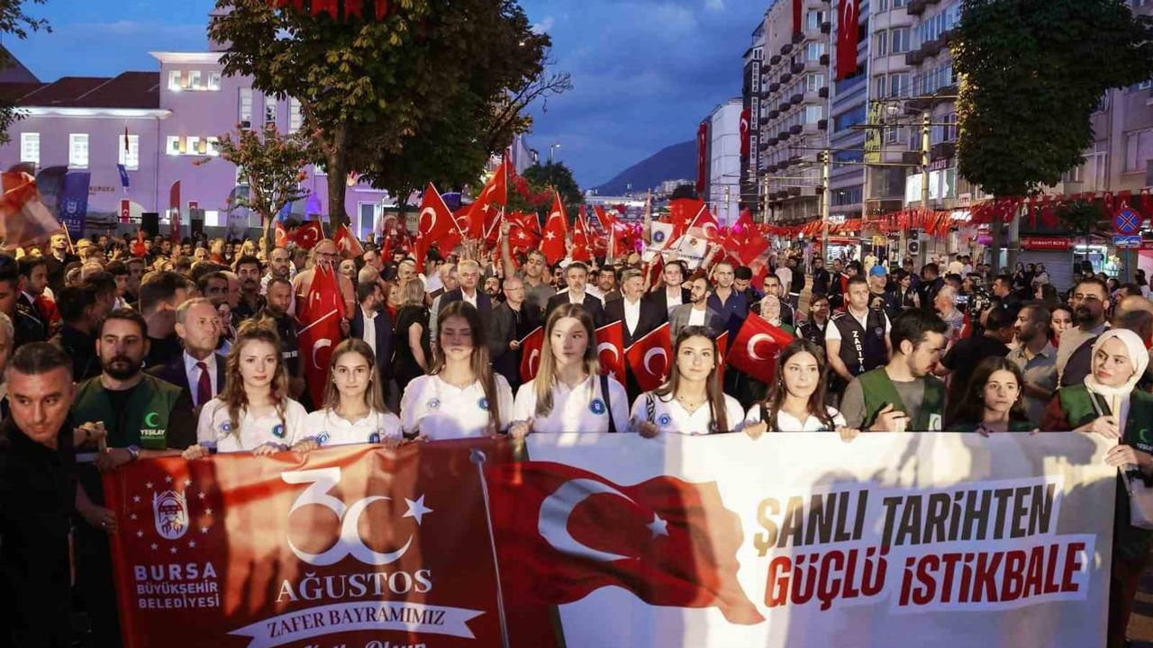 Bursa'da birlik ve coşku: 30 Ağustos yürüyüşü millet bahçesinde doruğa ulaştı