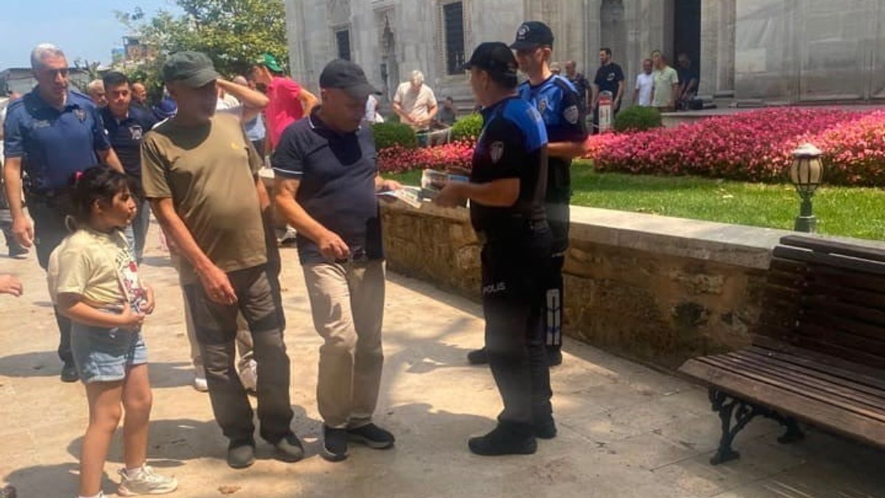 Bursa'da cuma çıkışında polis vatandaşla güvenlik diyaloğu kurdu