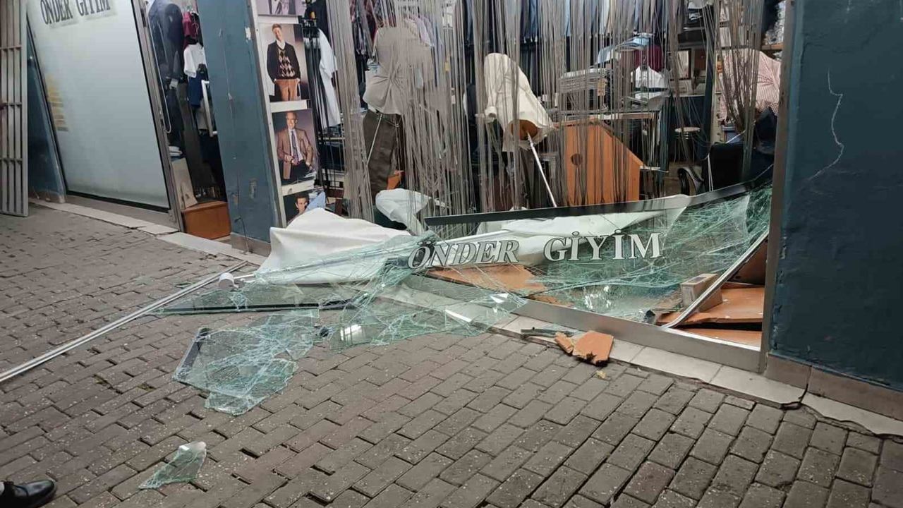 Bursa'da erken saatte vitrine giren otomobilin sürücüsü kaçtı