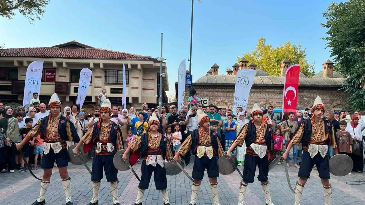 Bursa'da fetih coşkusu 700 yıl sonra mehterlerle hayat buluyor