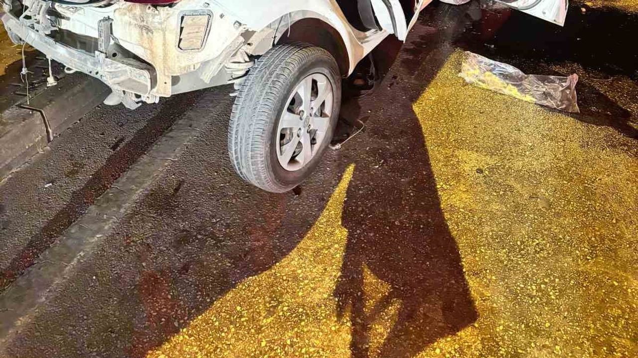 Bursa'da hız iddiası: makas atan araç refüje çarparak 17 yaşındaki sürücüyü yitirdi