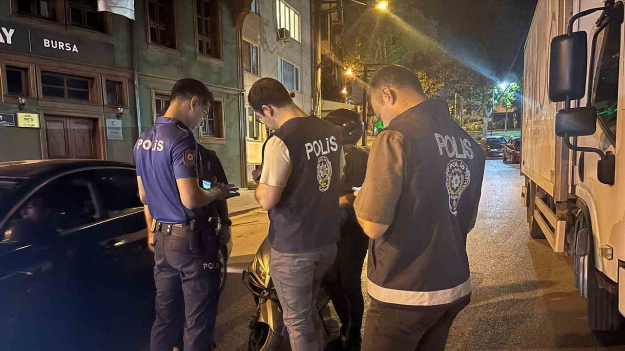 Bursa'da Huzur uygulamasında yoklama kaçakları ve esrar ele geçirildi