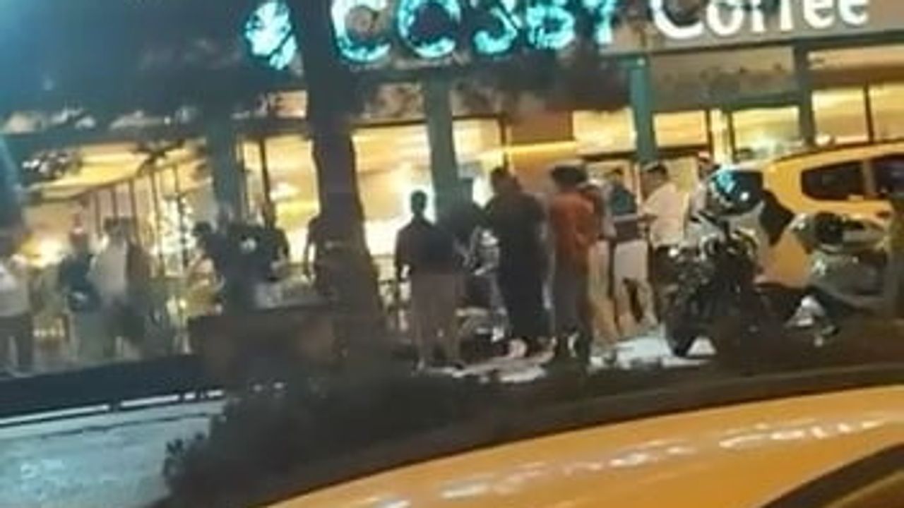 Bursa'da kafe önünde çıkan kavga kameraya yansıdı