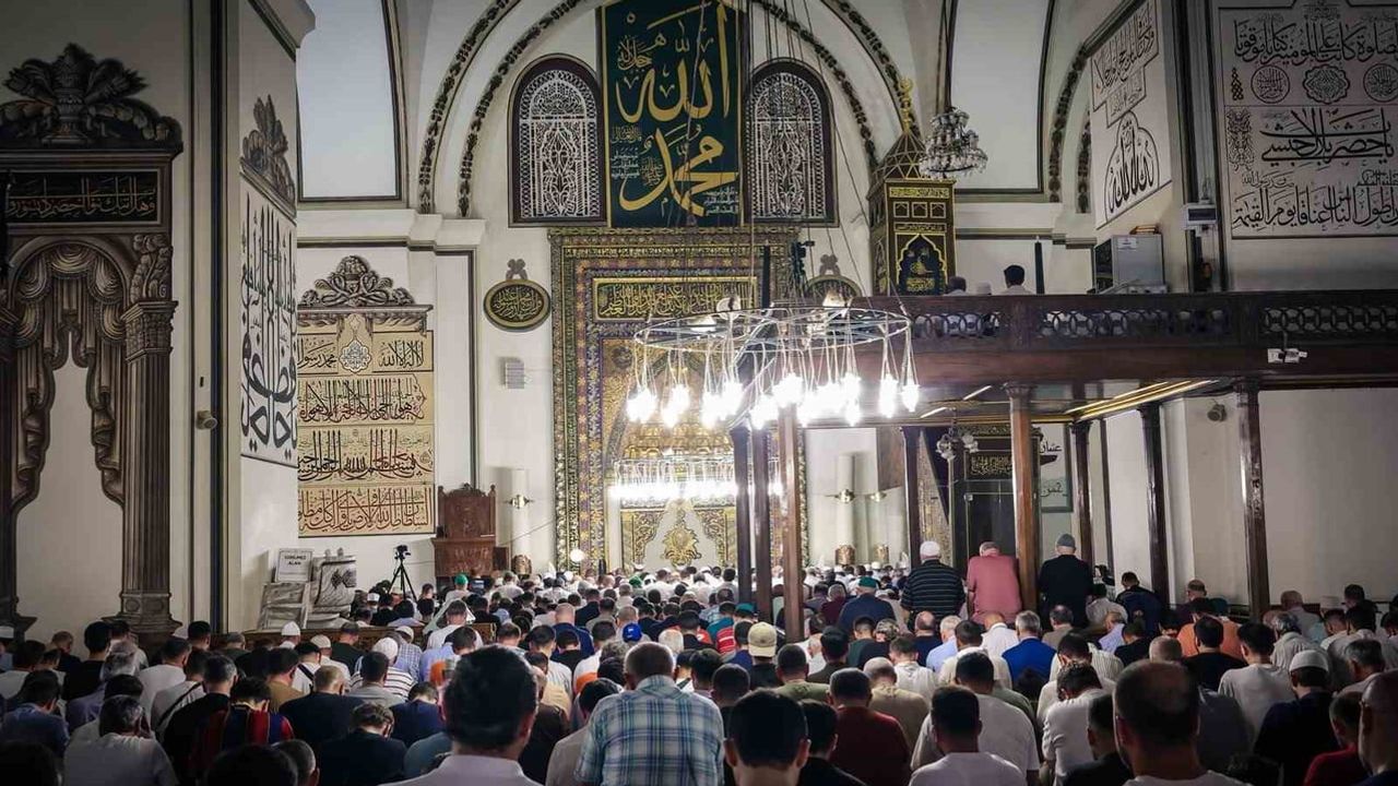Bursa'da kandil coşkusu: başkan vekili Biba Ulu Camii'nde vatandaşlarla buluştu