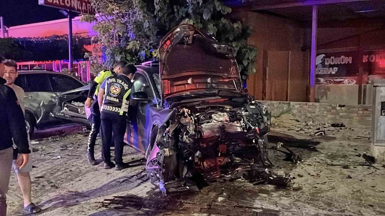 Bursa'da kavşakta çarpışma: iki özel güvenlik görevlisi yaşamını yitirdi