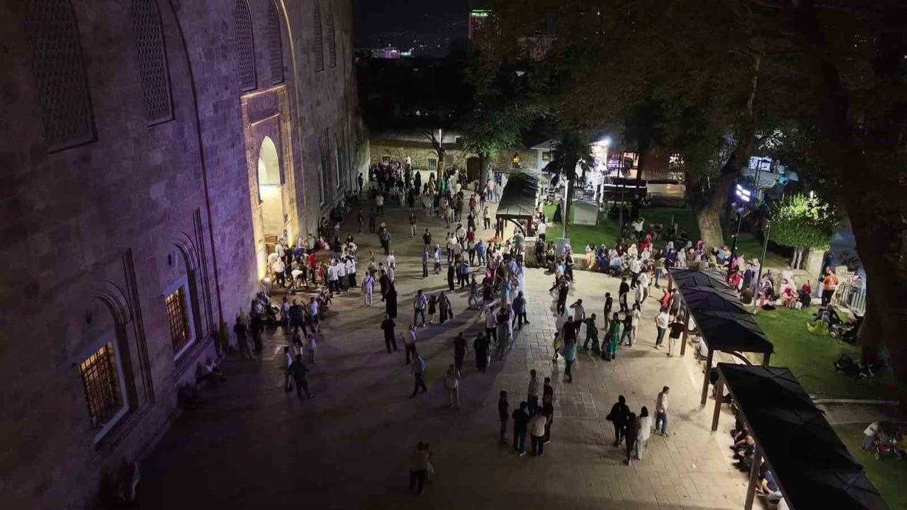 Bursa'da mevlid kandili: Ulu Cami'de dualar ve ilahilerle dolu gece