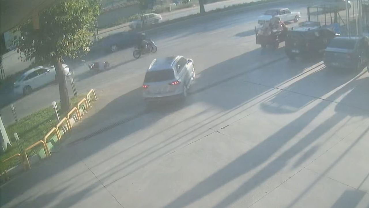 Bursa'da motosiklet hakimiyetini kaybedince otomobile çarptı, sürüklenme anı kaydedildi