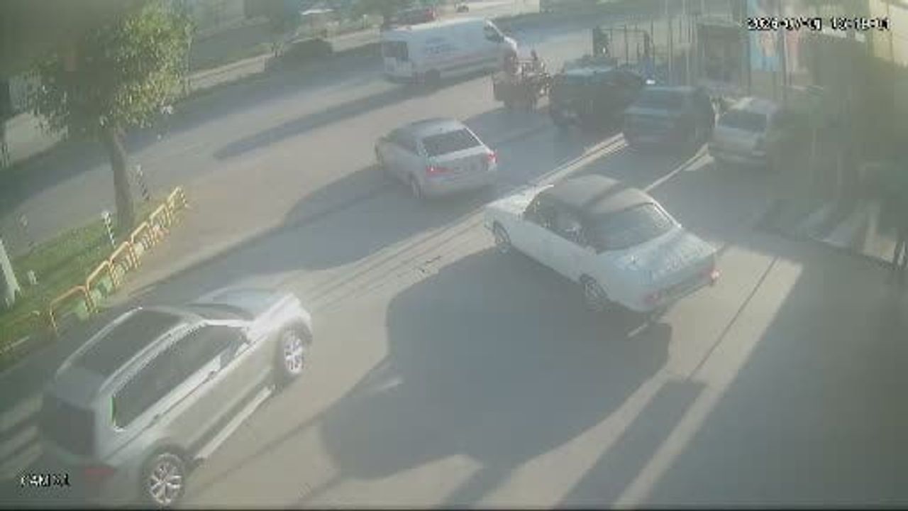 Bursa'da motosiklet sürücüsünün hakimiyeti kayboldu; otomobile çarpıp sürüklendi