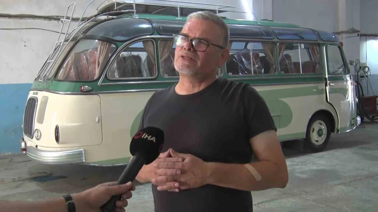 Bursa’da nadir klasik otobüs ve otomobiller usta ellerde yeniden hayat buluyor