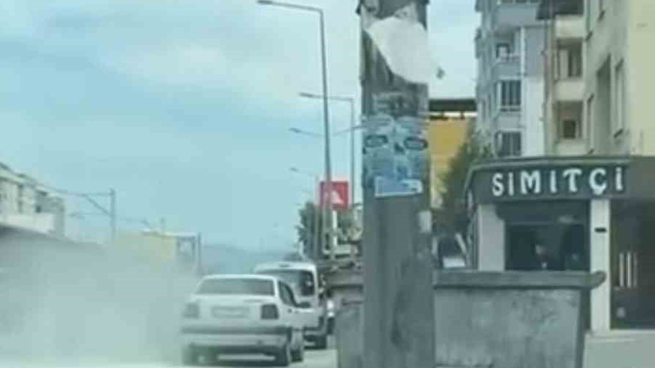 Bursa'da trafikte aniden alev alan otomobil söndürüldü