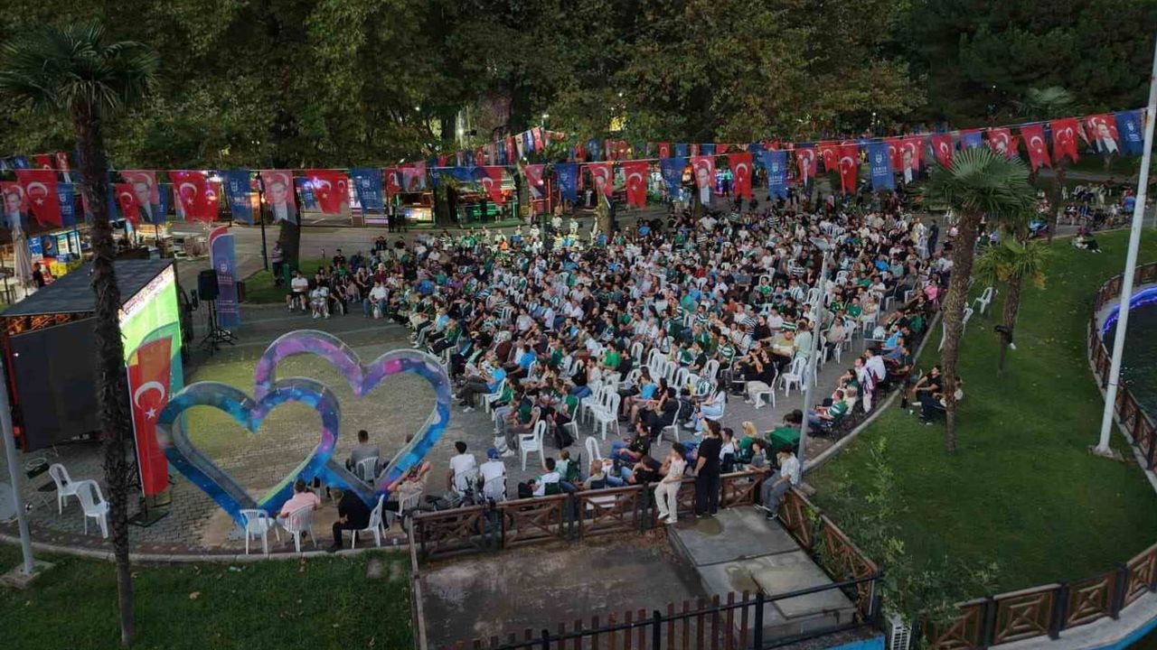 Bursa'da yeşil beyaz dayanışma: Kültürpark'ta omuz omuza zafer