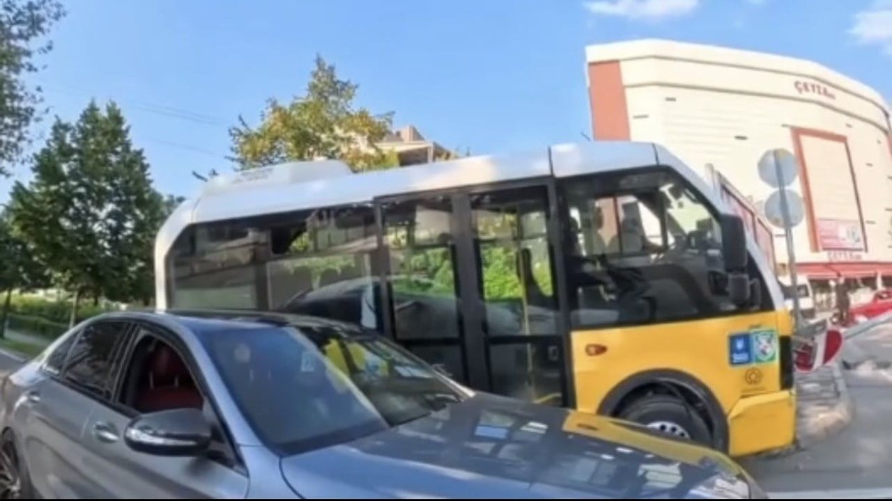 Bursa'da yol kenarına çarpan otobüsün görüntüleri güvenlik kamerasında
