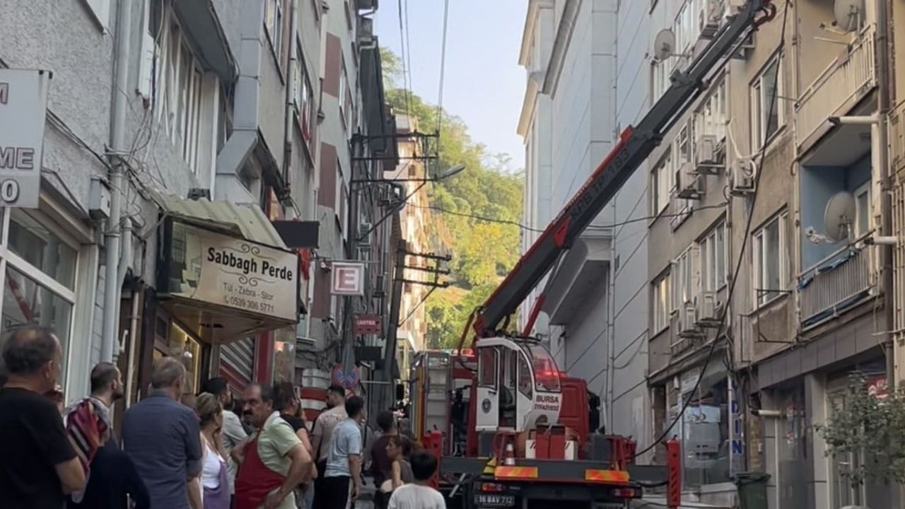 Bursa'da yükselen duman mahalleyi sokağa döktü: 3. katta yangın