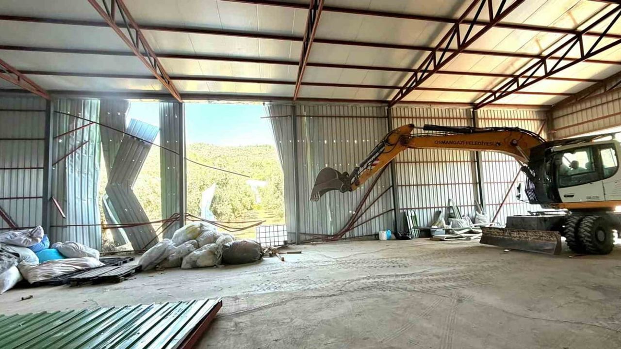 Bursa'da zeytinlikteki 524 metrekarelik kaçak depo iş makineleriyle yıkıldı