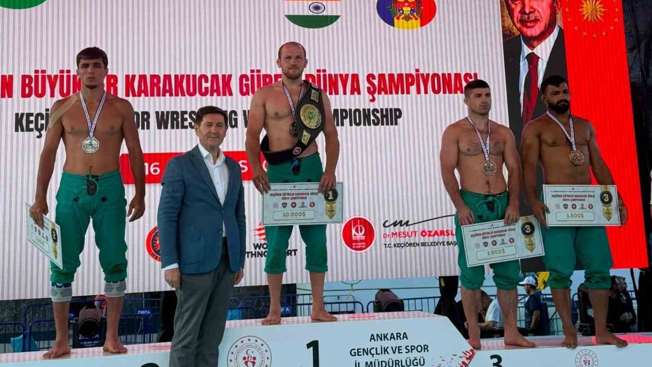 Bursa'nın güreşçisi Fazlı Eryılmaz karakucakta dünya şampiyonu