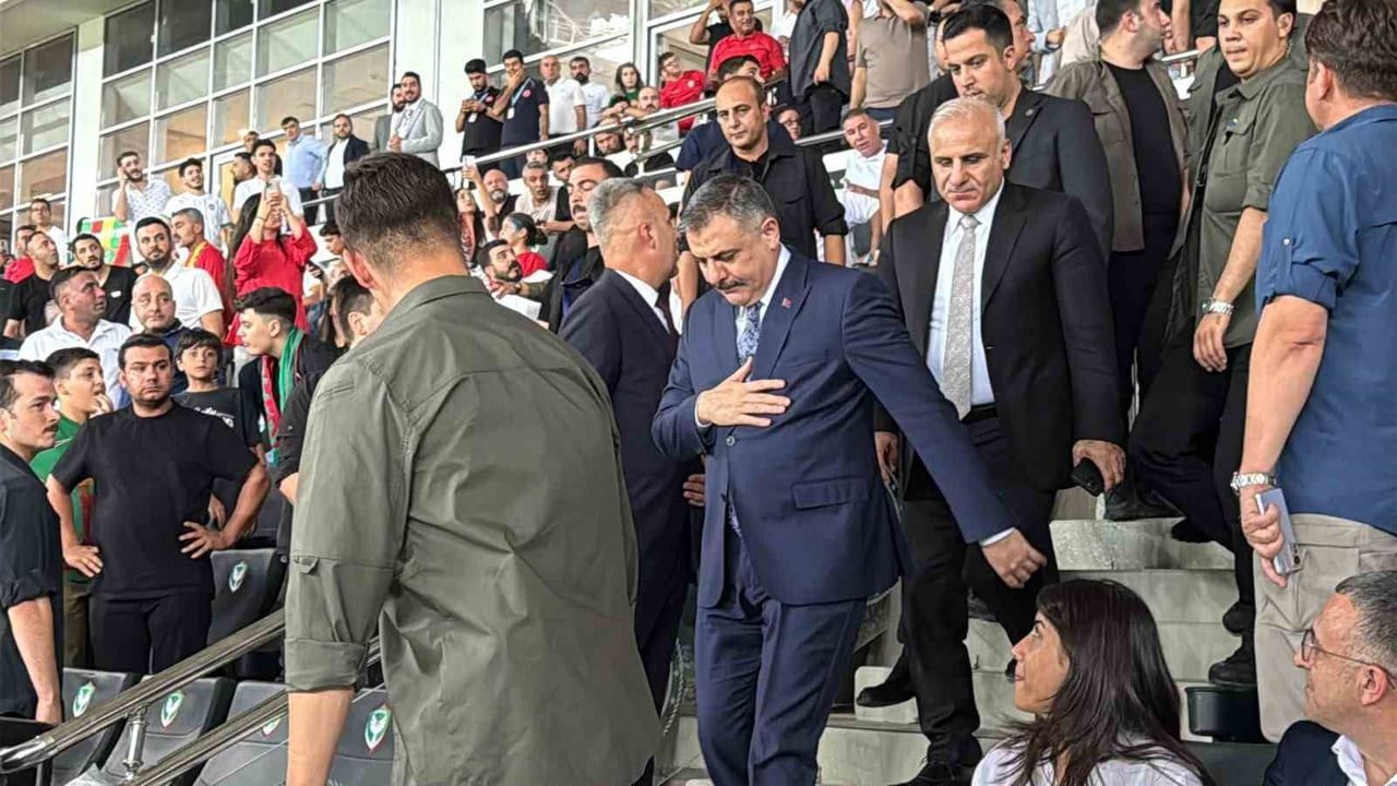 Büyük protokol tribünde: bakanlar ve TFF başkanı Amed-Erzurum maçını izledi