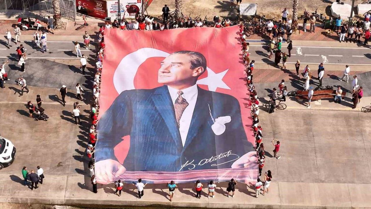 Büyükçekmece'de 660 metrekarelik Türk bayrağı denizde açılarak rekor kırıldı