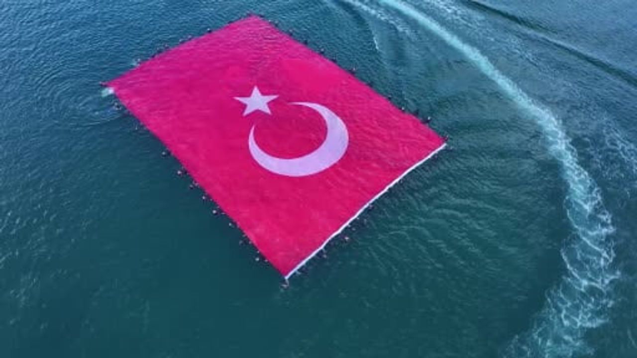 Büyükçekmece'de denizde açılan ay-yıldız rekoru 660 metrekareyle kırıldı