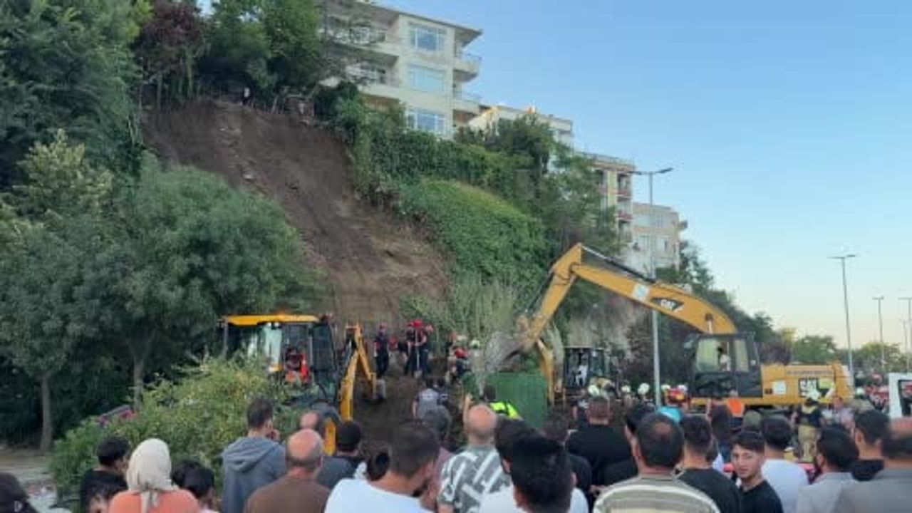 Büyükçekmece'de kıyı bandında toprak kayması, ekipler arama kurtarmada