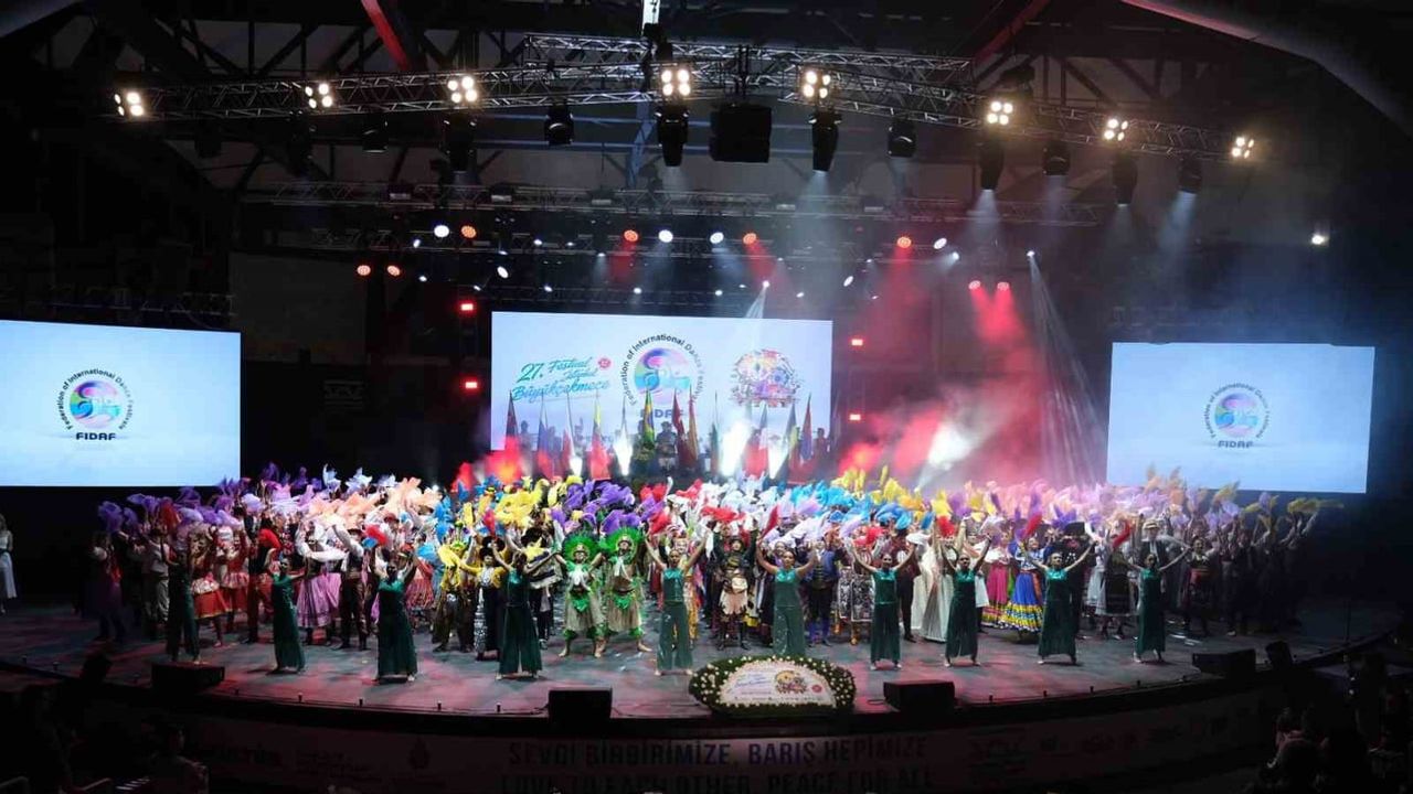 Büyükçekmece'de kültürler buluştu: 27. uluslararası festival görkemli final yaptı