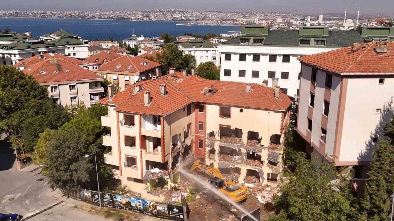 Büyükçekmece'de riskli konutların dönüşümü yıkımla başladı
