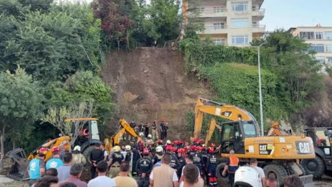 Büyükçekmece Mimar Sinan sahilinde toprak kayması, arama kurtarma çalışması sürüyor
