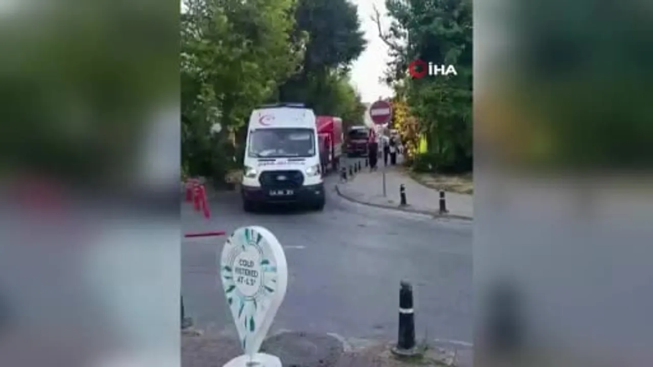 Büyükçekmece Mimar Sinan sahilinde toprak kayması, ekipler arama kurtarma başlattı