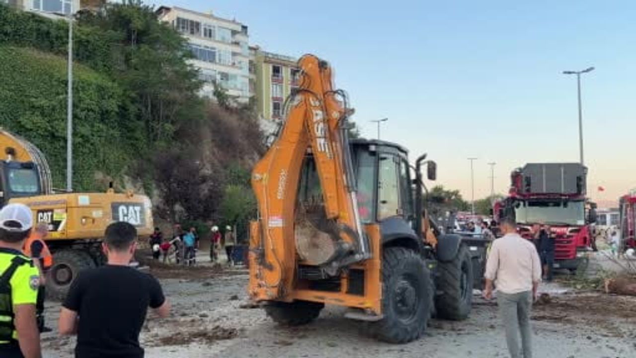 Büyükçekmece Mimar Sinan sahilinde toprak kayması, ekipler seferber oldu