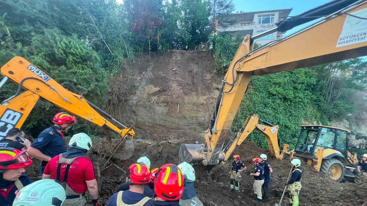Büyükçekmece sahilinde toprak kayması iddiası üzerine kurtarma çalışması