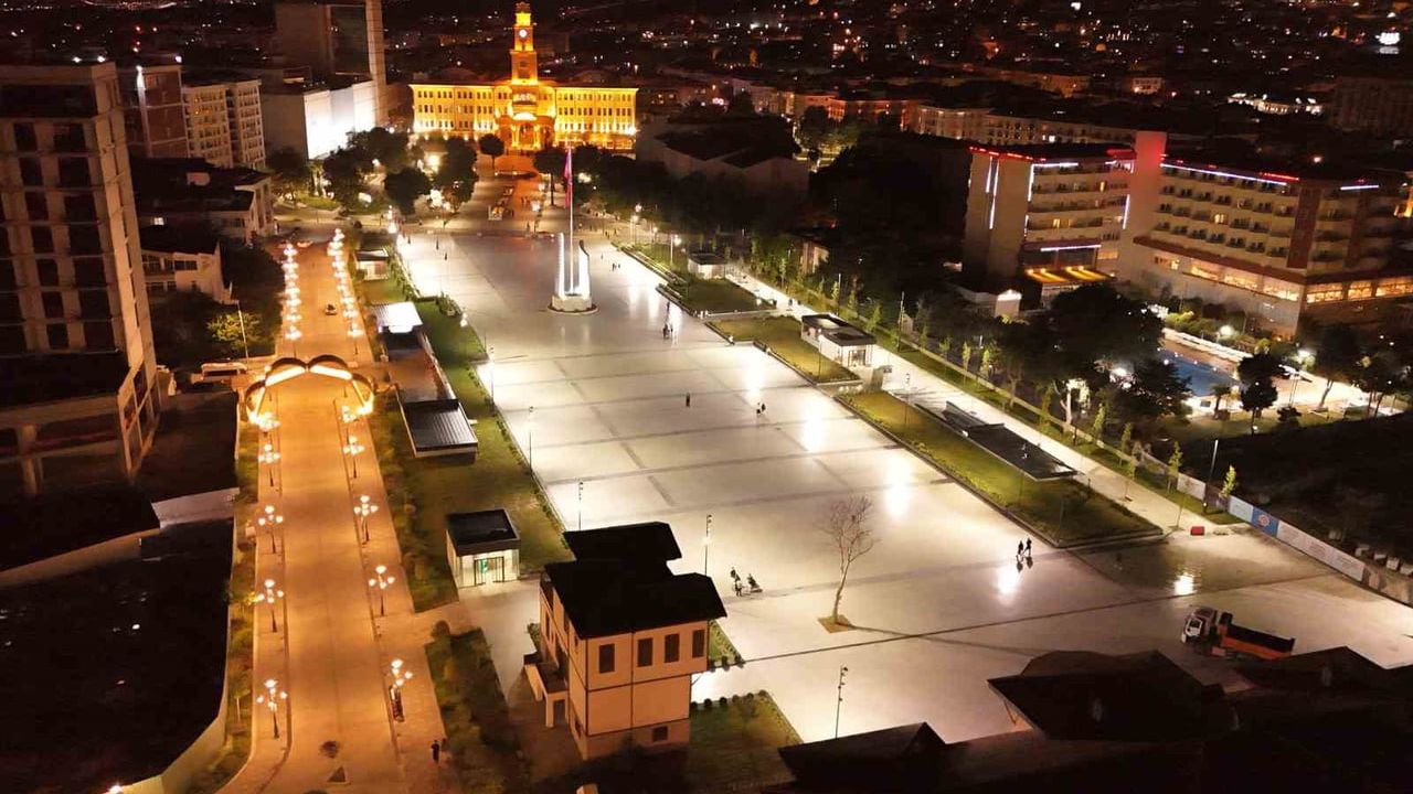 Büyükçekmece'ye açık hava müzesi niteliğinde 80 bin metrekarelik Cumhuriyet Kent Meydanı açılıyor