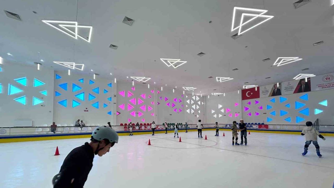 Buz pistinde yaz serinliği: Edremit'te çocuklar patenle tatili noktalıyor