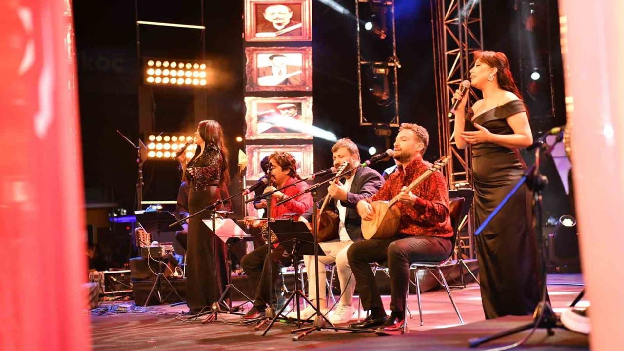 Cacabey meydanında Neşet Ertaş anısına müzik gecesi doldu taştı