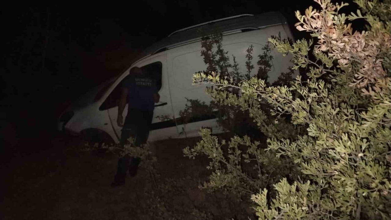 Çal'da şarampole uçan hafif ticari araç sürücüsü aranıyor