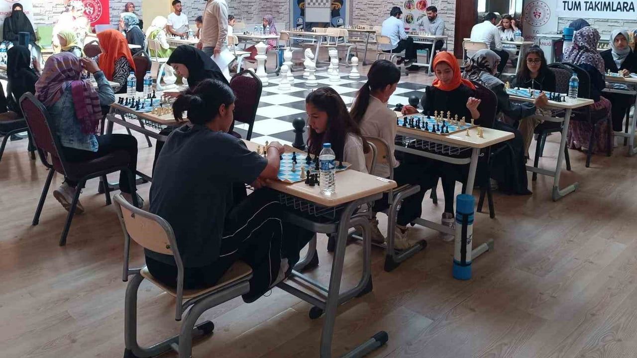 Çaldıran'da zeka ve dostluk satranç tahtasında buluştu