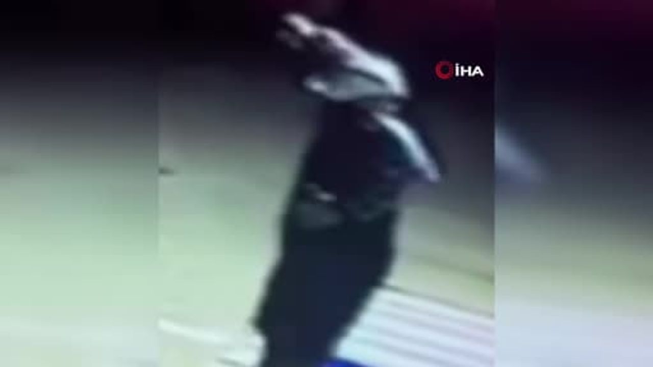 Cam kırma anı kamerada: Mezitli'de sabıka kaydı olan şüpheli yakalandı