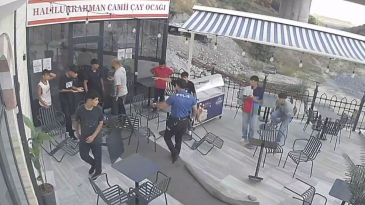 Cami avlusunda demirlerin üzerinden süren kavga Arnavutköy'de güvenlik kamerasında