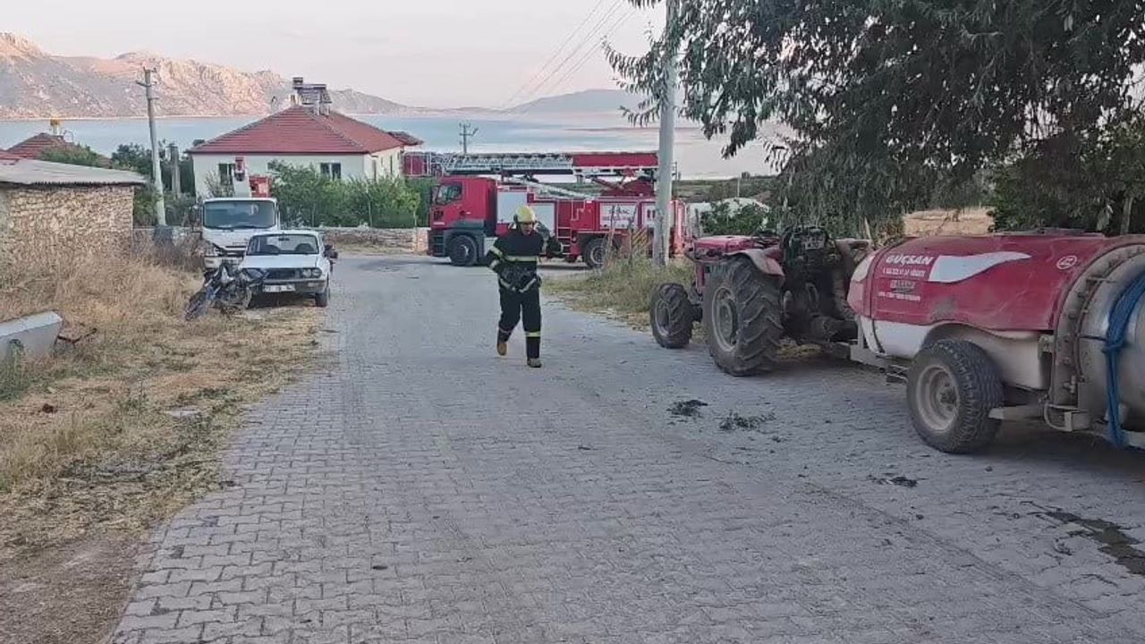 Cami hoparlöründen anonsla yangını haber veren komşu, köylülerin müdahalesiyle söndürdü