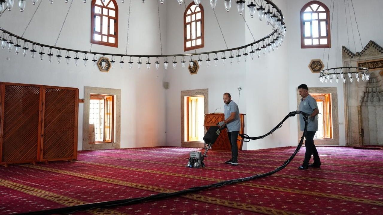 Cami temizliğinde mobil atılım: 112 ibadethanede yerinde halı yıkama