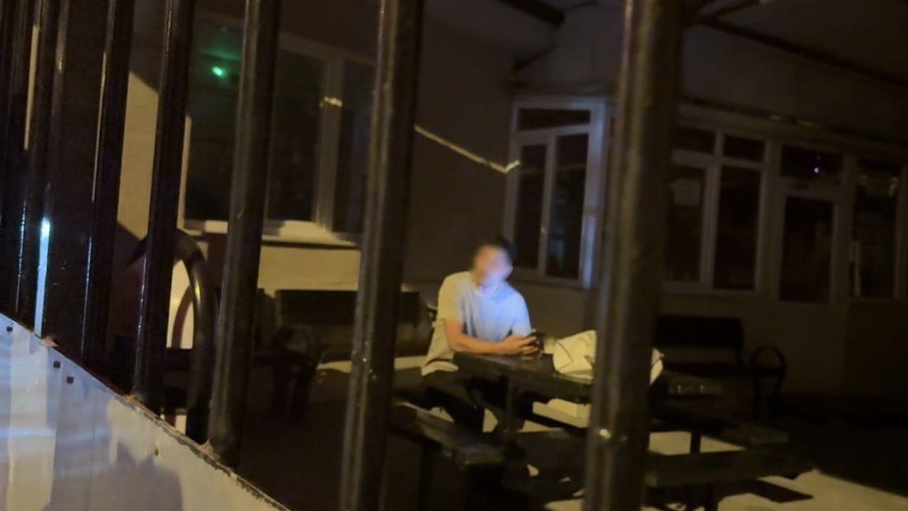 Caminin lavabosunda mahsur kalan kişi taşla yardım istedi