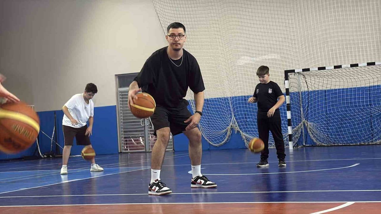 Çamlıca'da Fikret Sözen genç yetenekleri sahada büyütüyor