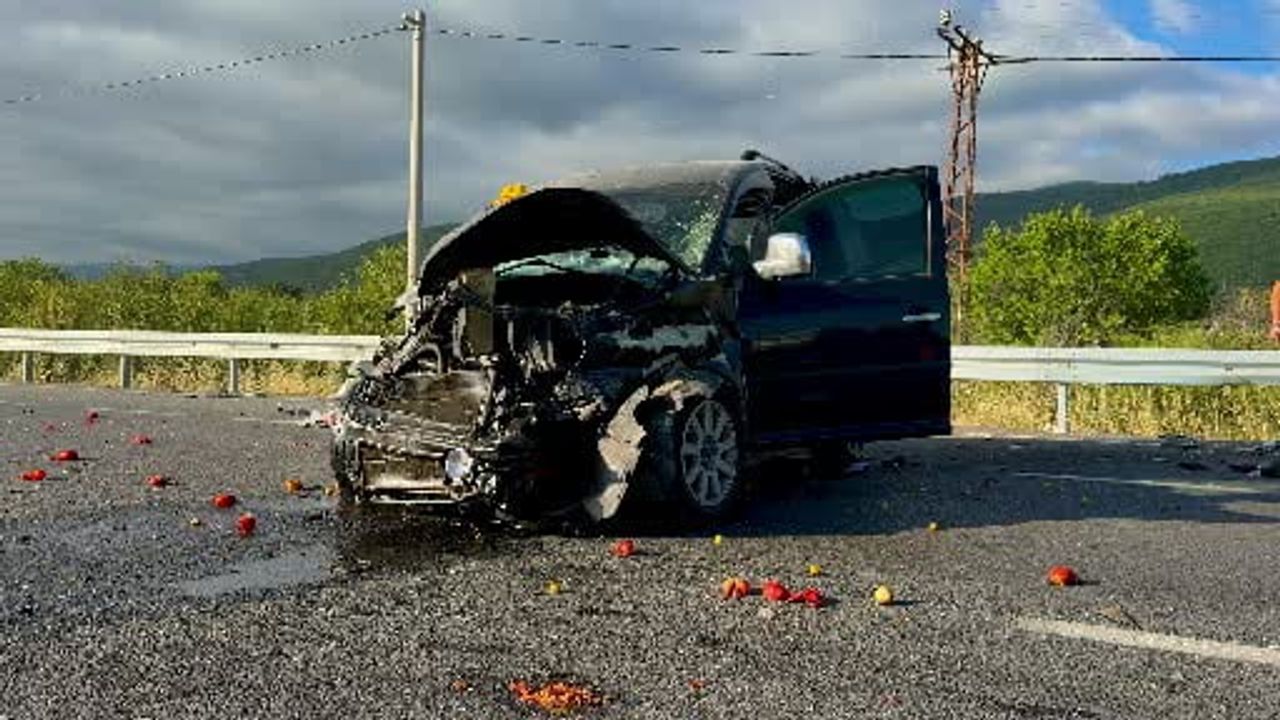 Çamözü kavşağında iki hafif ticari araç çarpıştı: 1 ölü, 4 yaralı