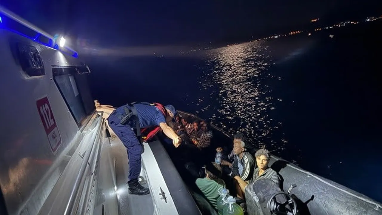 Çanakkale açıklarında hareket halindeki lastik bottaki 14 kaçak göçmen durduruldu