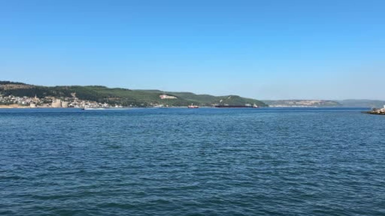 Çanakkale boğazı'nda 142 metrelik KAPITAN SHYRIAGIN makine arızası sonucu demirletildi