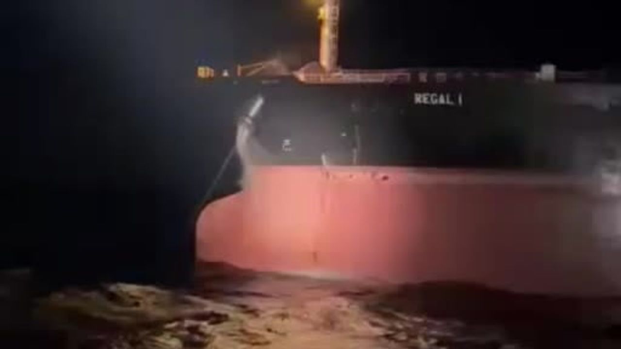 Çanakkale boğazı'nda güç kaybı yaşayan REGAL 1 Şevketiye'de güvenle demirletildi