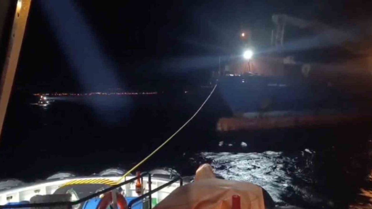 Çanakkale boğazı'nda 'OCEAN MARY' makine arızası nedeniyle demirletildi