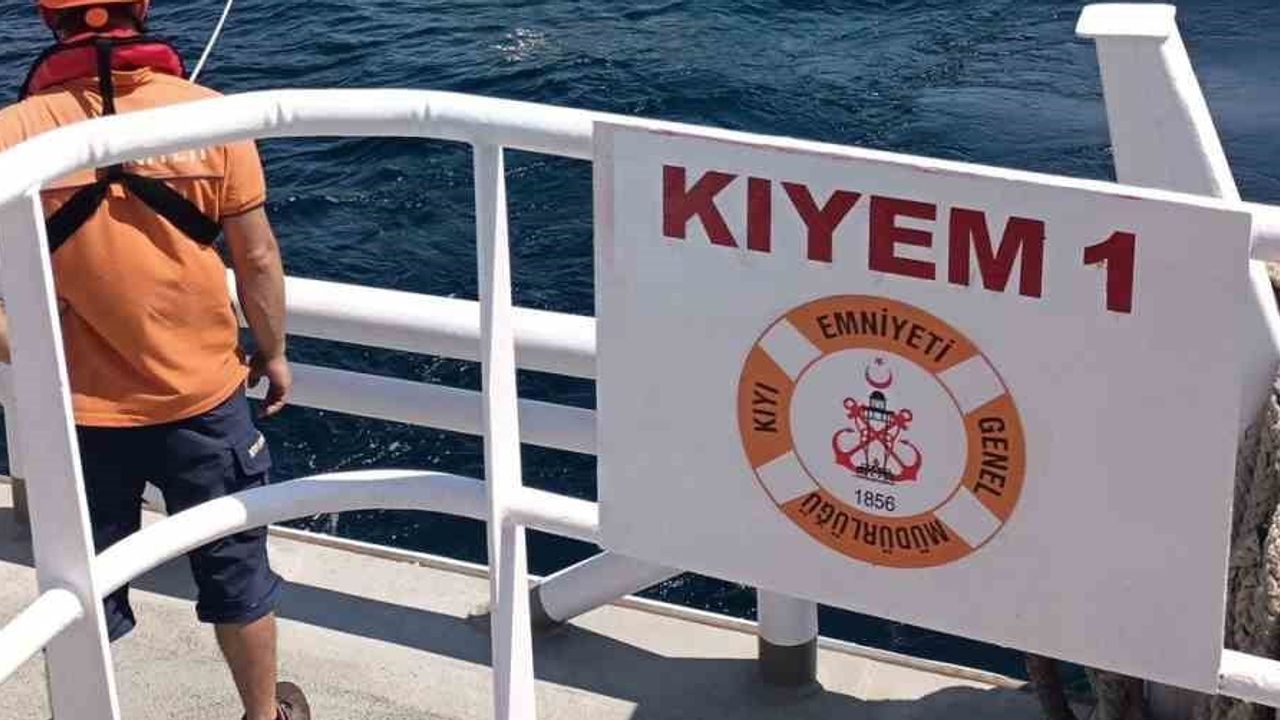 Çanakkale boğazı'nda sürüklenen tekne Eceabat'ta emniyete alındı